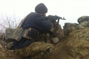 На Донбасі під час обстрілів бойовиків були поранені троє українських бійців. Хроніка АТО