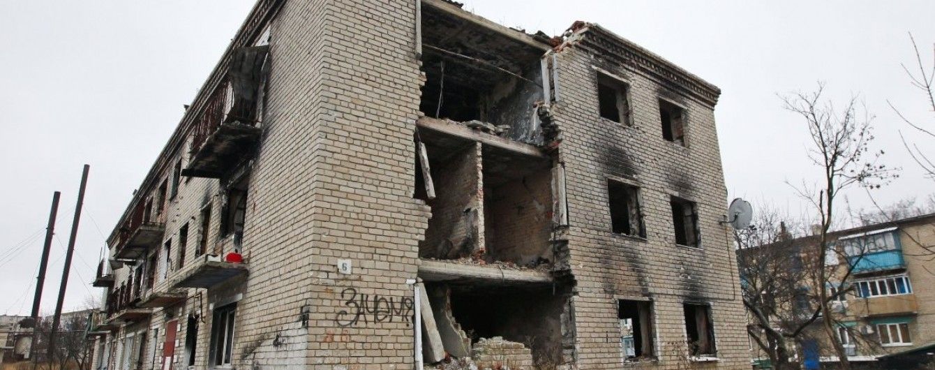 Бойовики обстрілюють околиці Мар'їнки, місцевих школярів евакуювали до бомбосховища – Жебрівський