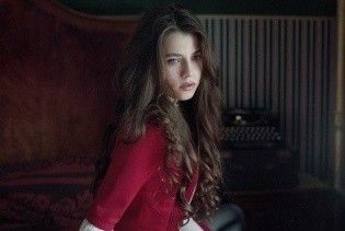 Підопічна Вакарчука Соловій у яскраво-червоній сукні показала тизер кліпу