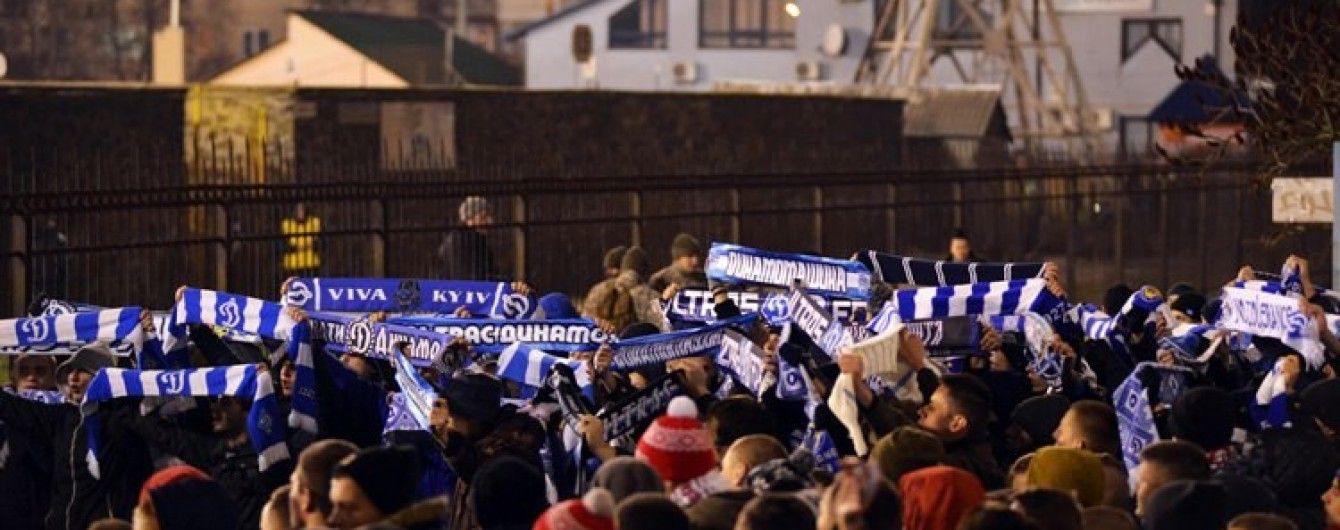 Подиміли. Ультрас "Динамо" зробили спільне фото на порожньому стадіоні в Охтирці