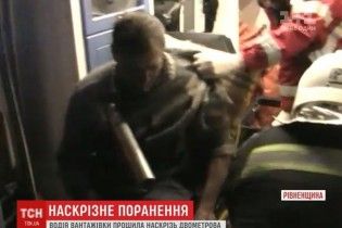 Водія вантажівки незбагненним чином проштрикнуло трубою під час руху на Рівненщині