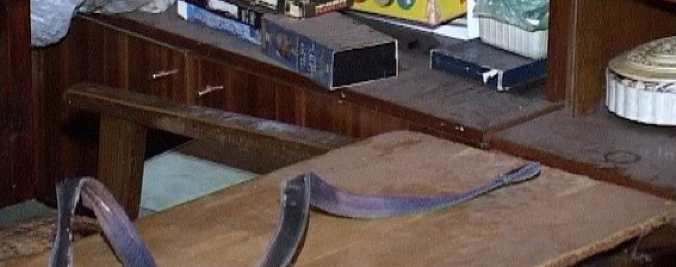 У Києві чоловік повісився поруч із муміфікованим трупом своєї матері