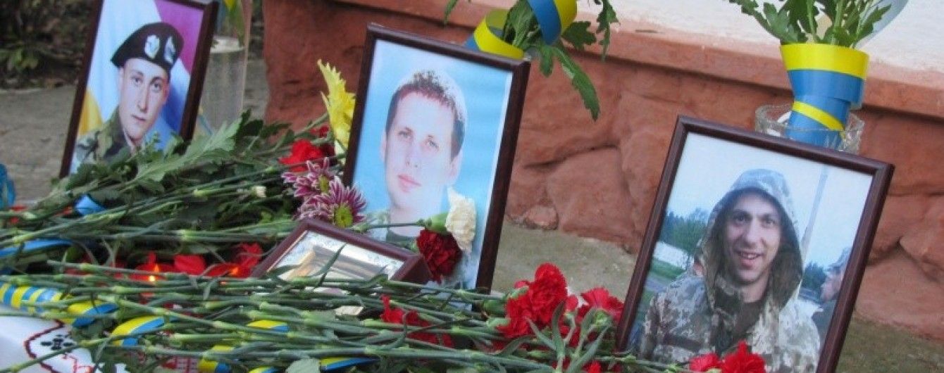 У Чернівцях відкрили меморіальну дошку трьом випускникам однієї школи, які загинули в АТО