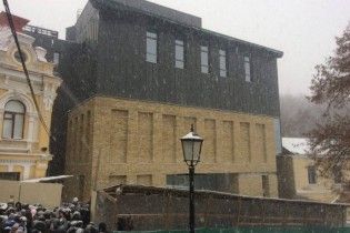 На Андріївському узвозі показали фасад скандальної будівлі Театру на Подолі