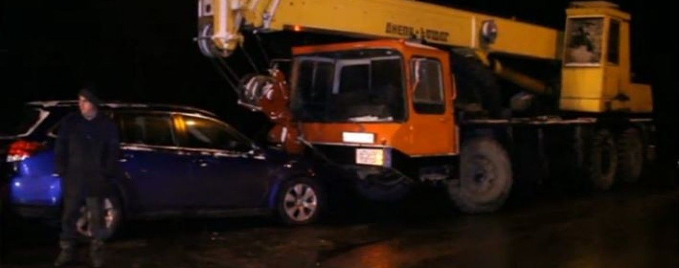 У Житомирі автокран на зустрічній смузі затягнув у ДТП три авто