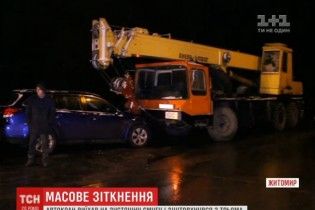 У Житомирі автокран на зустрічній смузі затягнув у ДТП три авто