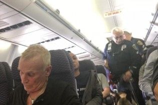 В США жінка вистрибнула з літака, не дочекавшись встановлення трапу