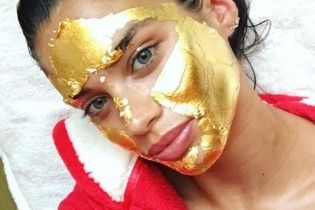 За несколько часов до шоу Victoria's Secret: Сара Сампайо делает "золотую" маску для лица