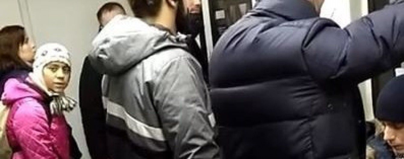 Образи та середній палець на камеру. У київському метро показали непристойну жебрачку