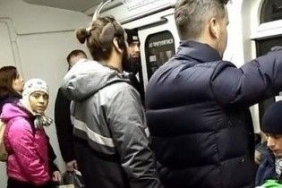 Образи та середній палець на камеру. У київському метро показали непристойну жебрачку