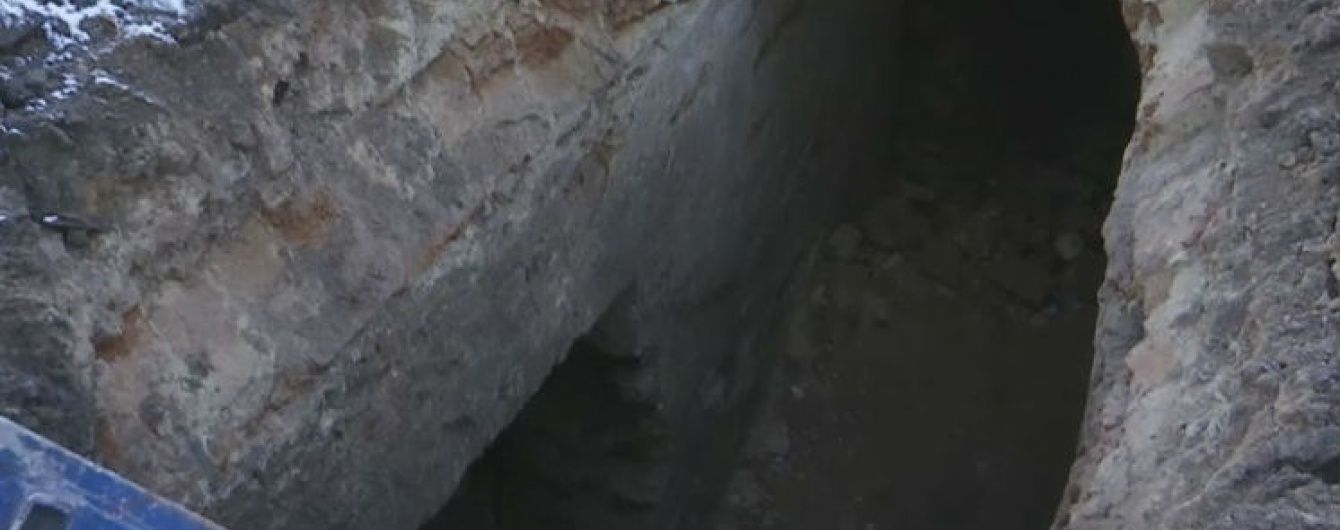 В Ровно посреди центрального парка обнаружили скрытый подземный туннель