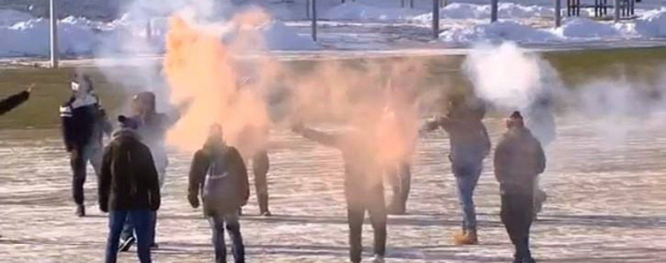 Коли скасували матч, а ти приїхав. Ультрас "Шахтаря" запалили фаєри на порожньому стадіоні в Полтаві