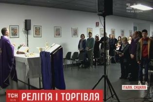 Итальянский торговый центр открыл посреди магазинов церковь