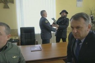 DZIDZIO разом з українськими прикордонниками провели #MannequinChallenge
