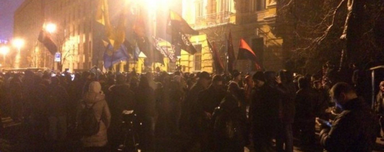 На Банковій сотні націоналістів зачитали вимоги Порошенку щодо переслідувань політв'язнів