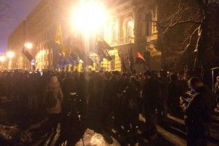 На Банковій сотні націоналістів зачитали вимоги Порошенку щодо переслідувань політв'язнів