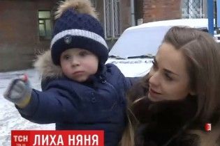 "Идиот", "дебил" и звуки ударов. В Харькове няню поймали за издевательствами над 1,5-летним ребенком