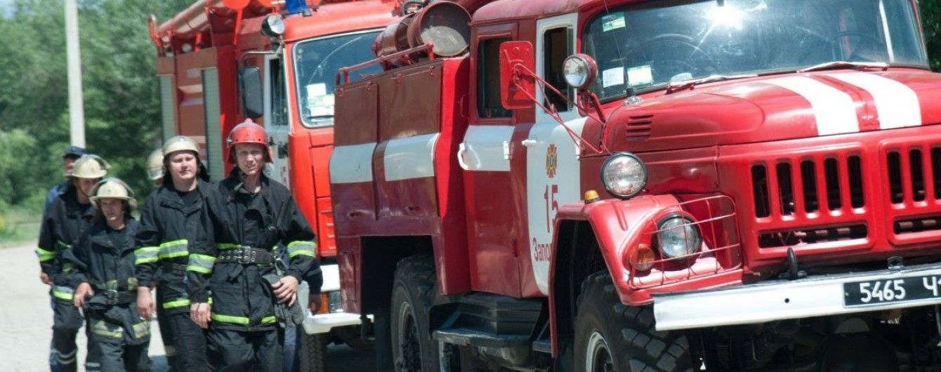 На Днепропетровщине почти 300 человек тушат пожар на военном полигоне