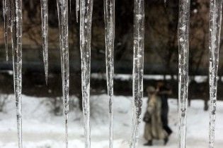 У КМДА попередили, що столиця може "обрости" небезпечними бурульками через різку зміну погоди