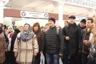 Харків'яни влаштували вражаючий флешмоб із масовим виконанням щедрівок на ринку