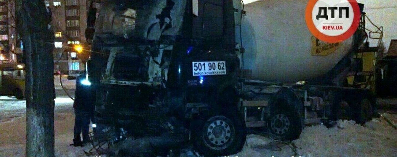 На Оболоні п'яний водій бетоновоза протаранив два легковики