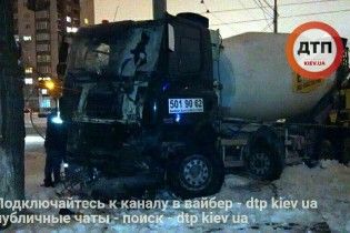 На Оболоні п'яний водій бетоновоза протаранив два легковики
