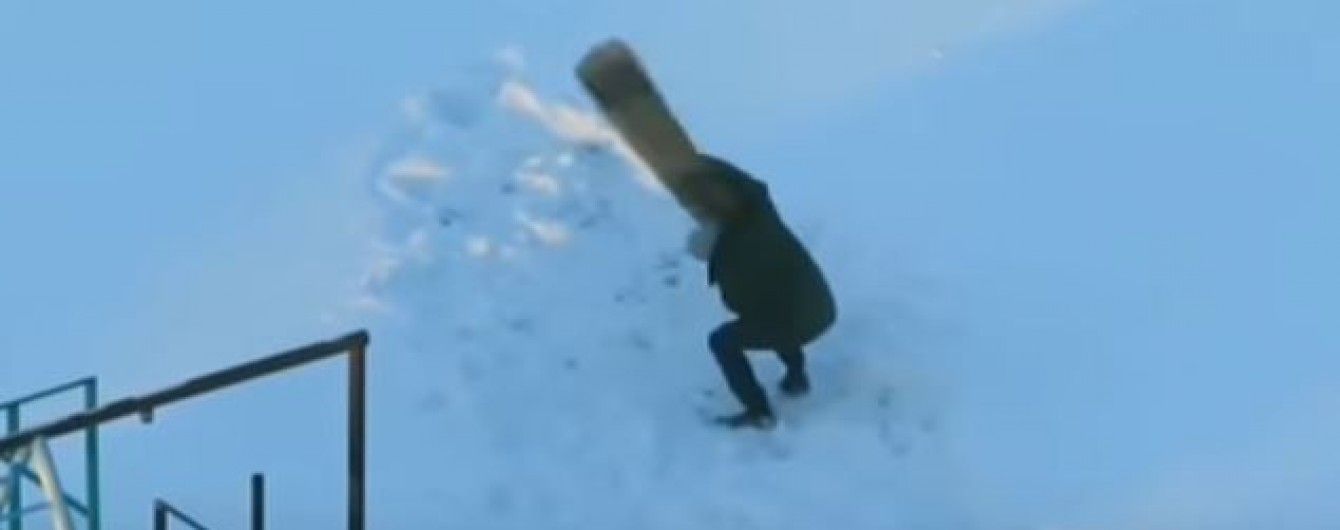 У Мережі юзери кепкують з відео, на якому мінчанин "бореться" із килимом на вулиці у лютий мороз