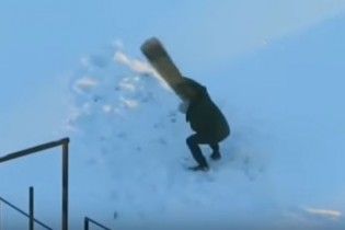 У Мережі юзери кепкують з відео, на якому мінчанин "бореться" із килимом на вулиці у лютий мороз