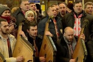 У Києві на залізничному вокзалі капела бандуристів виконала "Щедрика"