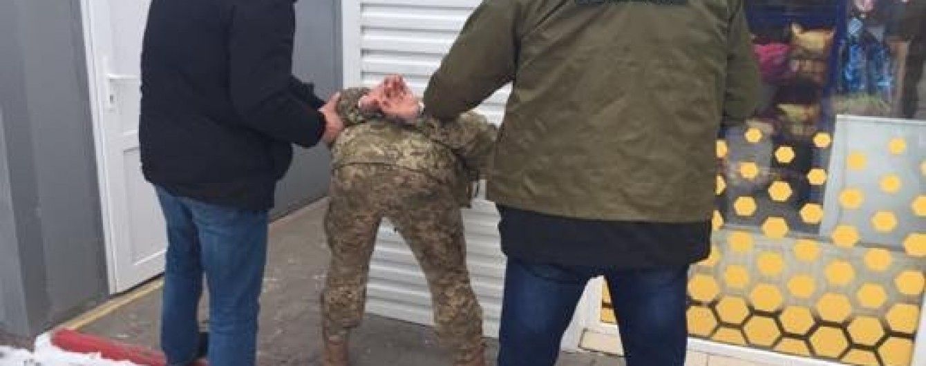 На Буковині затримали прикордонника, який отримав хабар у тисячу євро за сприяння контрабанді