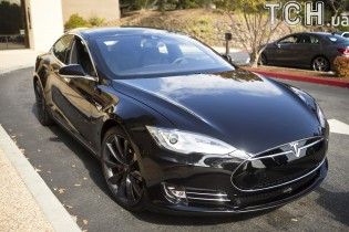 В Киеве работница ЖЭКа задекларировала суперкар Tesla и четверть миллиона гривен