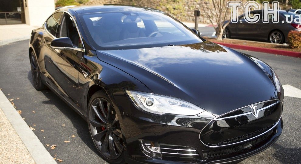 У Києві працівниця ЖЕКу задекларувала суперкар Tesla і чверть мільйона гривень