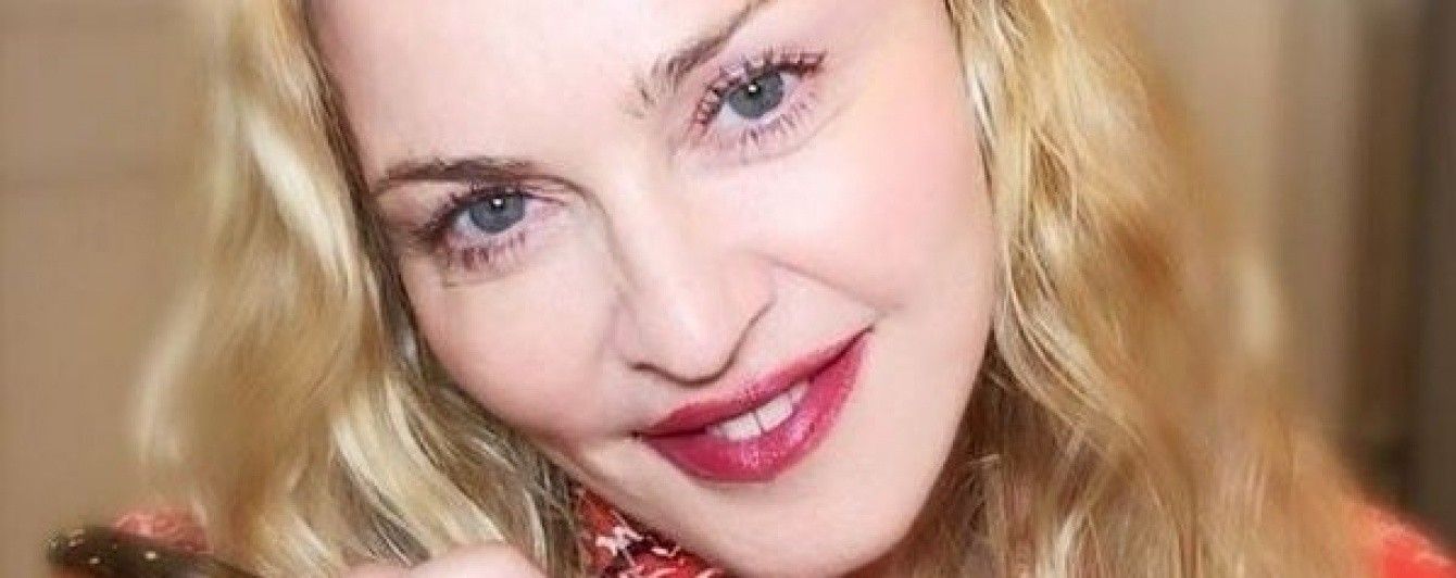 В элегантном платье и маске кабана: Мадонна шокировала странным образом на вечеринке