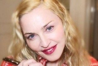 В элегантном платье и маске кабана: Мадонна шокировала странным образом на вечеринке