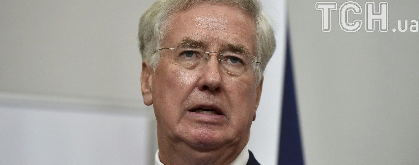 Министр обороны Британии подал в отставку после обвинений в сексуальных домогательствах