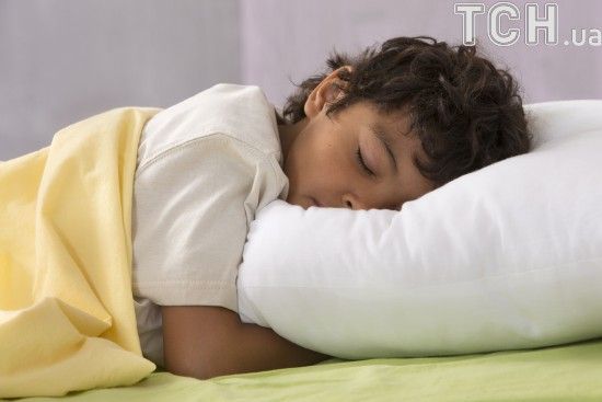 Не їжте у ліжку і тренуйтесь: МОЗ розповіло, як покращити свій сон і чим загрожує недосипання