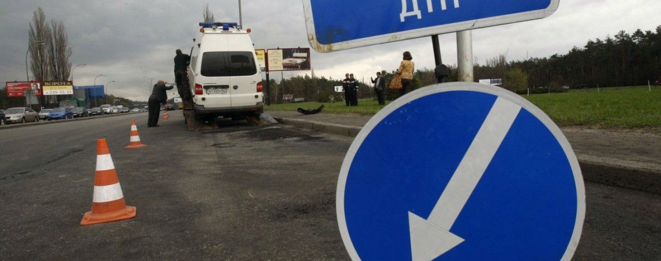 В Киеве женщина в нетрезвом состоянии протаранила на авто киоски с шаурмой