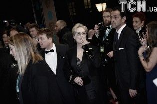 Поцілунок Стріп і Фрая на BAFTA та розваги Ріанни із флягою на "Греммі": цікаві моменти церемоній