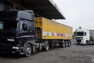У Києві через спеку обмежують рух вантажівок