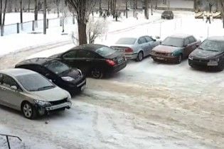 В Харькове на парковке одну машину протаранили семь раз за день