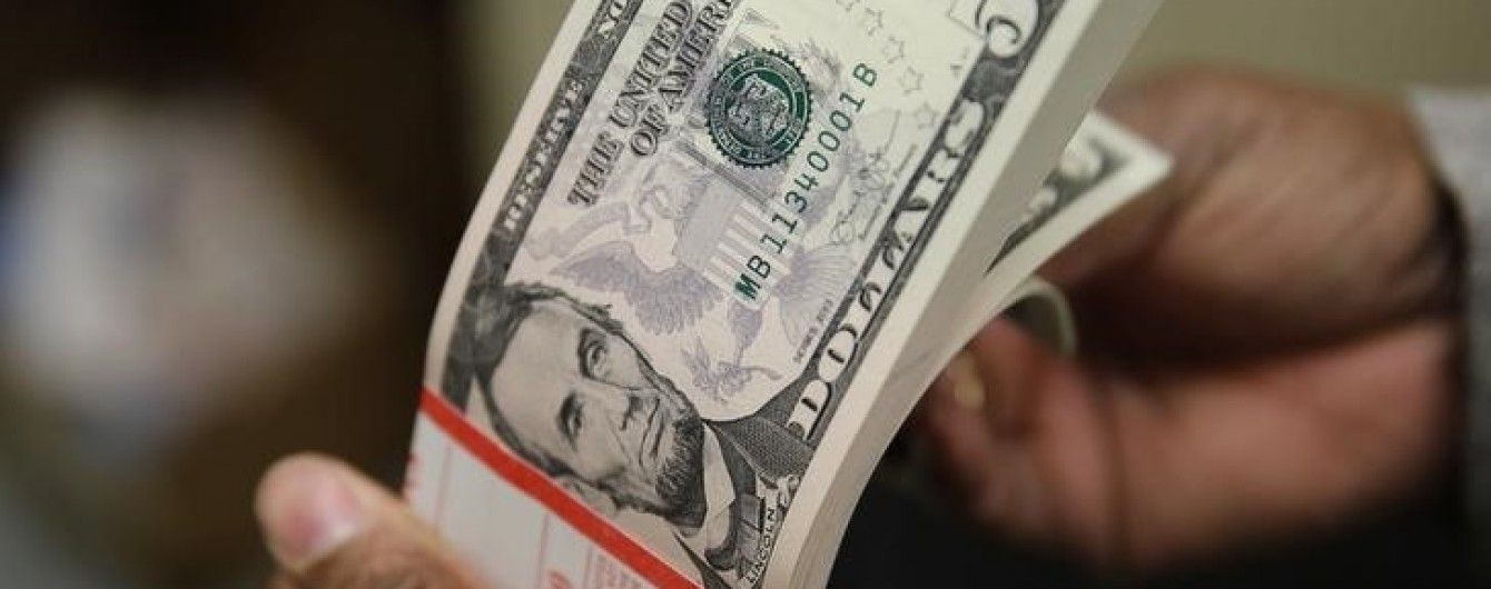 НБУ повысил курс доллара в начале недели