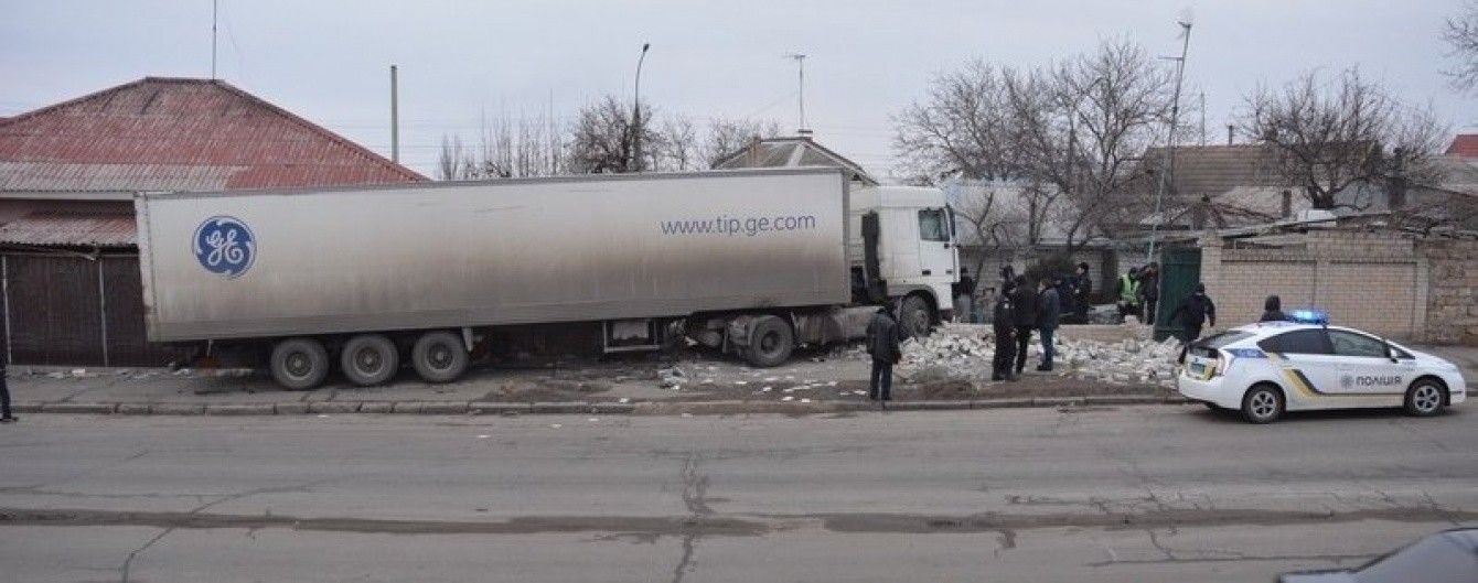 В Николаеве фура снесла забор и влетела во двор жилого дома
