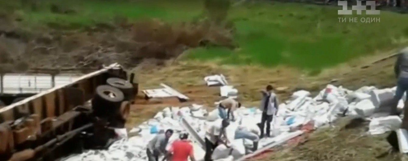 В Парагвае перевернулась фура с деньгами