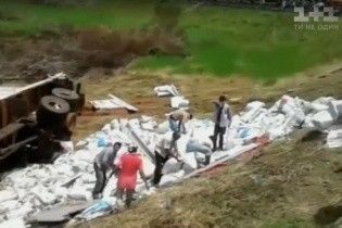 В Парагвае перевернулась фура с деньгами