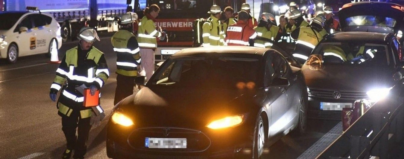 Владелец Tesla Model S на скорости остановил неуправляемый автомобиль
