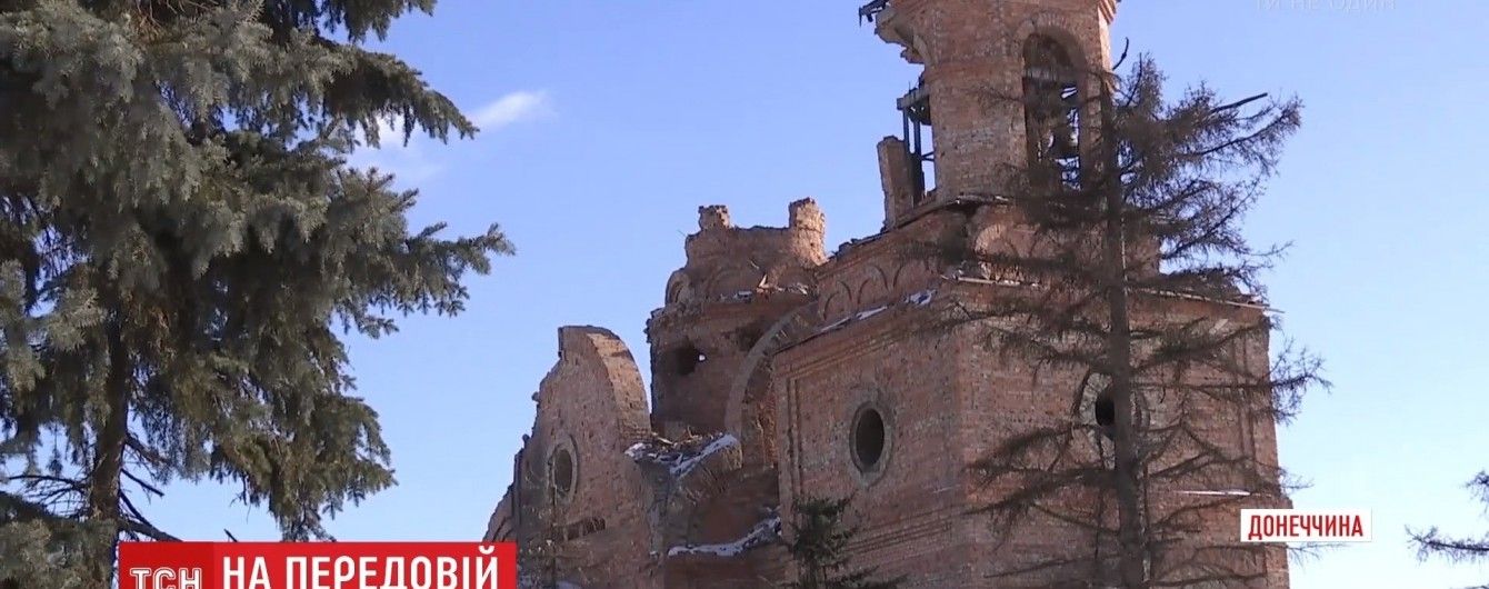 Крупний калібр, дірява церква і двоє поранених: у Піски повернулася війна