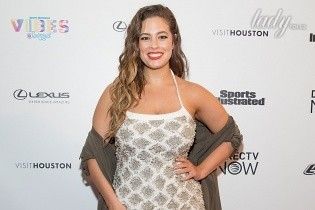 Модель plus-size Эшли Грэм вновь выделилась на красной дорожке