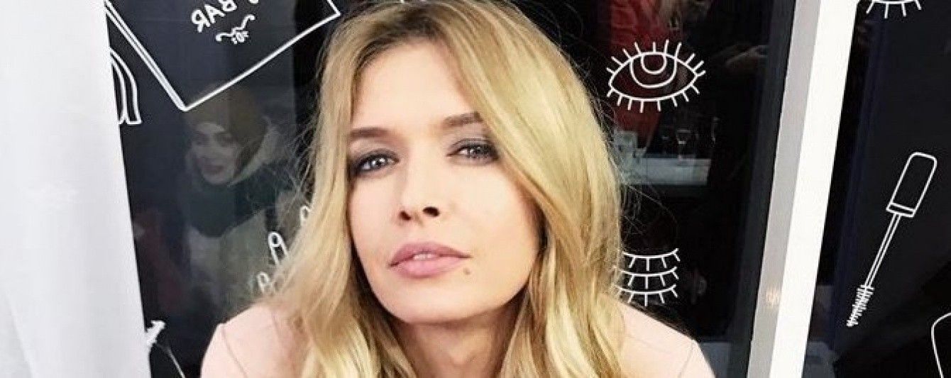 Вера Брежнева сверкнула грудью в платье с глубоким вырезом