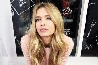 Вера Брежнева сверкнула грудью в платье с глубоким вырезом