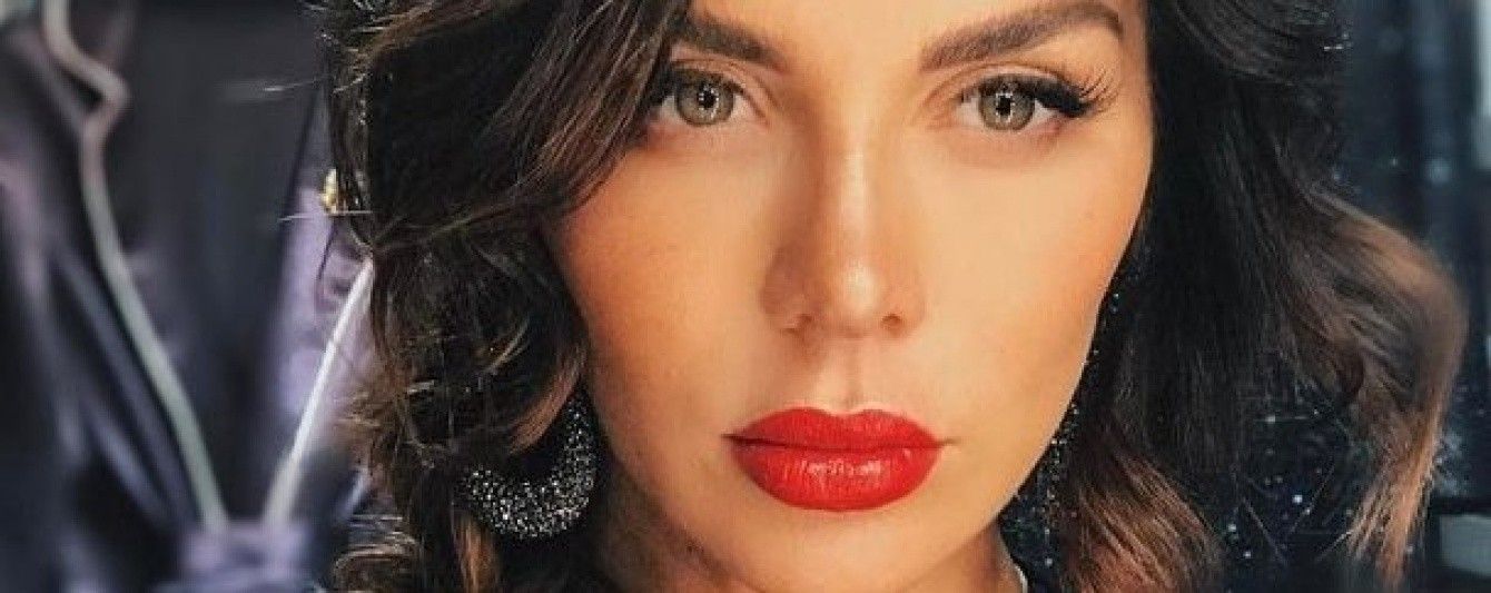 Под капельницей и с розами: Анна Седокова опубликовала фото из роддома